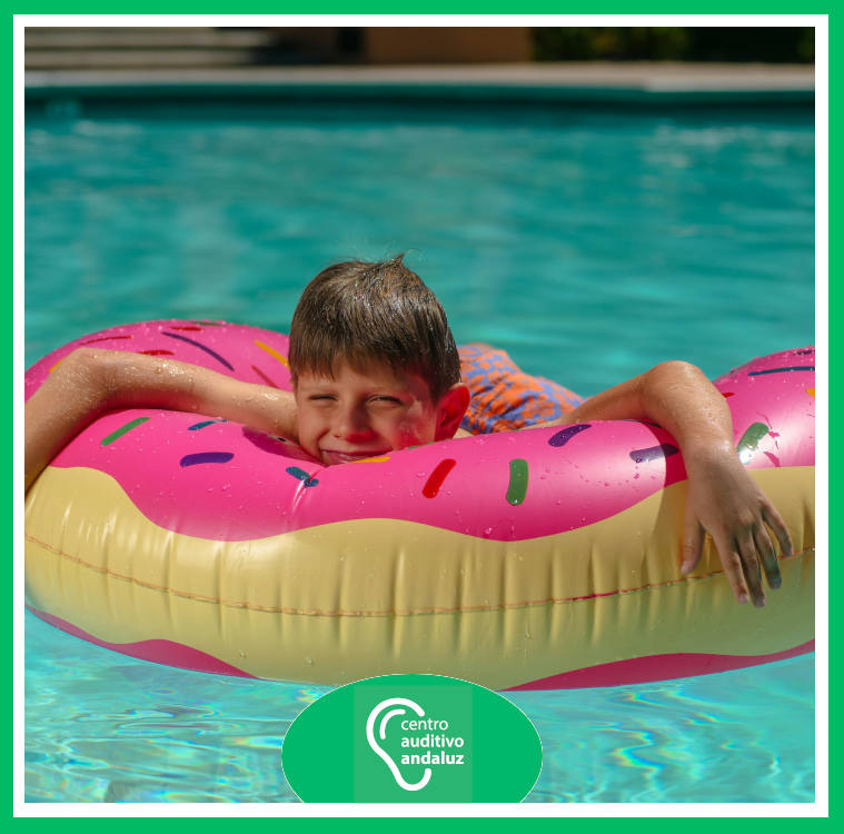 Niño en la piscina